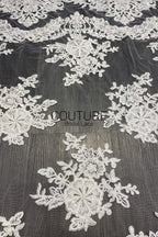 Floral Lace: Ivory Scattered Floral Medallions with Scalloped Floral Edge Border, 1 Meter
