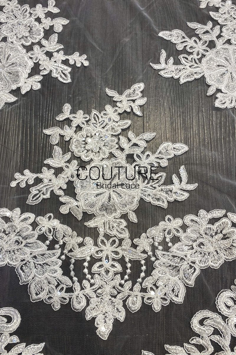 Floral Lace: Ivory Scattered Floral Medallions with Scalloped Floral Edge Border, 1 Meter