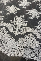 Floral Lace: Ivory Scattered Floral Medallions with Scalloped Floral Edge Border, 1 Meter