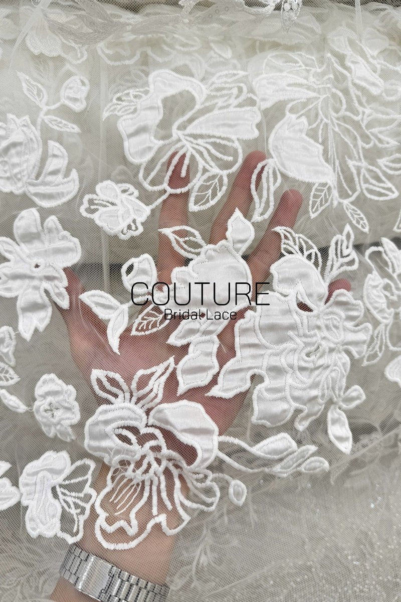 Floral Lace: Scattered Floral Sprays with Scalloped Border, 3 Meters