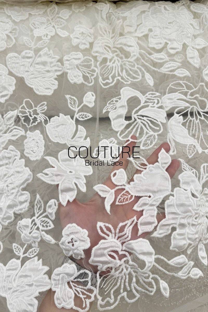 Floral Lace: Scattered Floral Sprays with Scalloped Border, 3 Meters